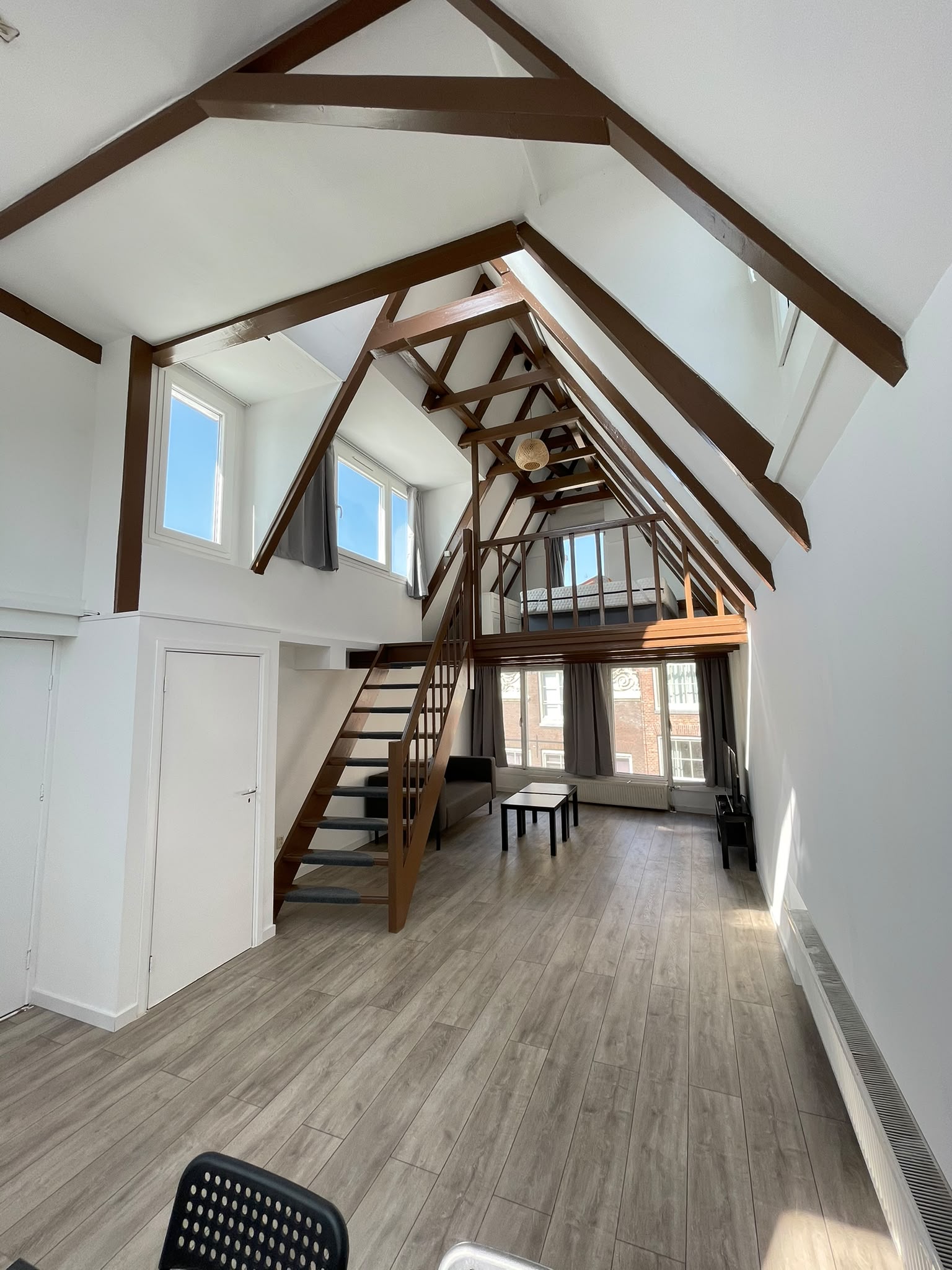 Gerenoveerd loft-appartement met vrijstaande houten balken in Amsterdam