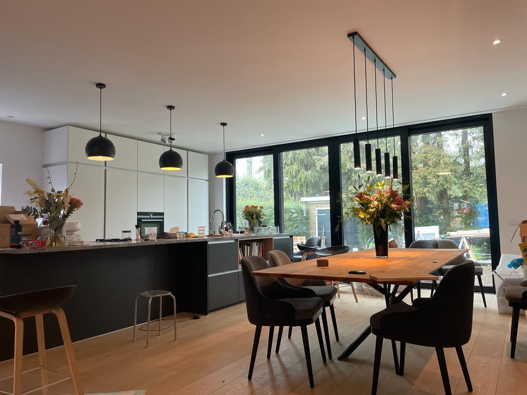 Open leefkeuken met kookeiland